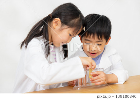 試験管を持つ子供 試験管を持つ子供 139180840