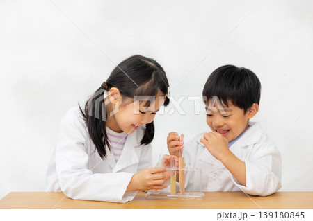 試験管を持つ子供 試験管を持つ子供 139180845