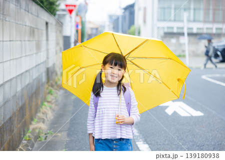 傘をさす小学生 139180938