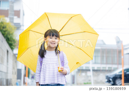 傘をさす小学生 傘をさす小学生 139180939