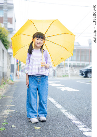 傘をさす小学生 傘をさす小学生 139180940