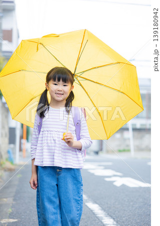 傘をさす小学生 傘をさす小学生 139180942