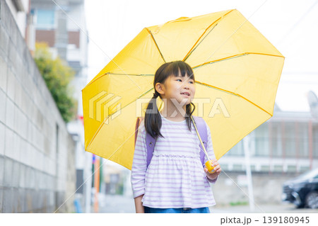 傘をさす小学生 139180945