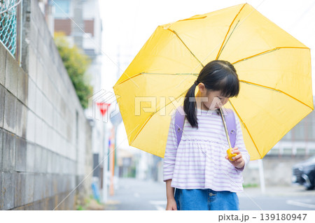 傘をさす小学生 傘をさす小学生 139180947