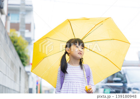 傘をさす小学生 傘をさす小学生 139180948