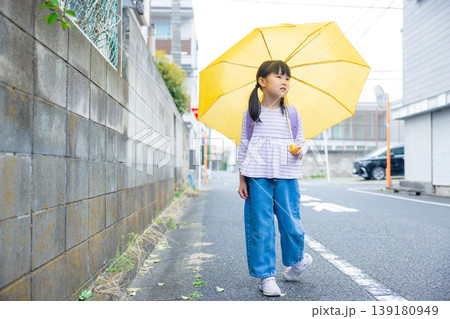 傘をさす小学生 傘をさす小学生 139180949