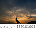 夕日を眺める女性 139181003