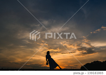 夕日を眺める女性 夕日を眺める女性 139181003