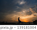 夕日を眺める女性 139181004