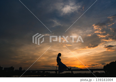夕日を眺める女性 139181004