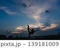 夕暮れの空に向かって自分を表現する女性 139181009