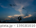 夕焼けを背景に自分を表現する女性 139181010