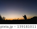 ランタンを見つめながら物思いにふける女性 139181011