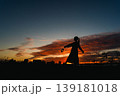 夕焼けを見つめる女性 139181018