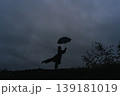 雨の中、傘をさす女性 139181019