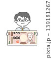 一万円札を手に持っているシニア男性 139181267