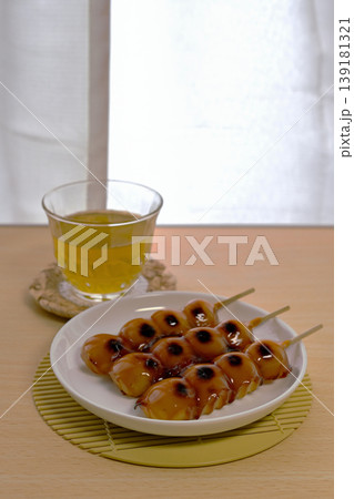 和菓子の定番、みたらし団子 139181321