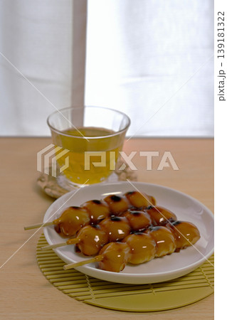 和菓子の定番、みたらし団子 和菓子の定番、みたらし団子 139181322