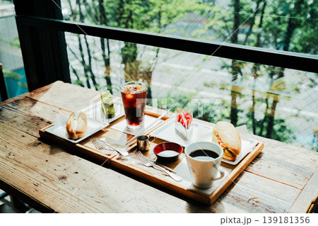 女性がカフェの写真を撮る 女性がカフェの写真を撮る 139181356