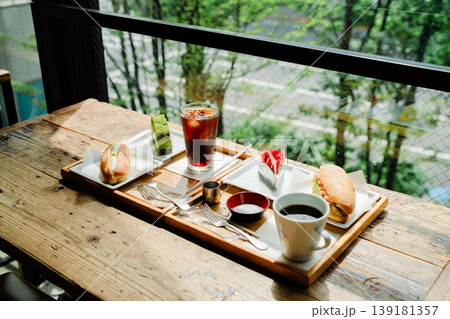 女性がカフェの写真を撮る 女性がカフェの写真を撮る 139181357