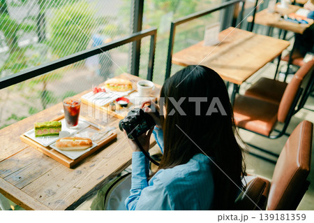 女性がカフェの写真を撮る 女性がカフェの写真を撮る 139181359