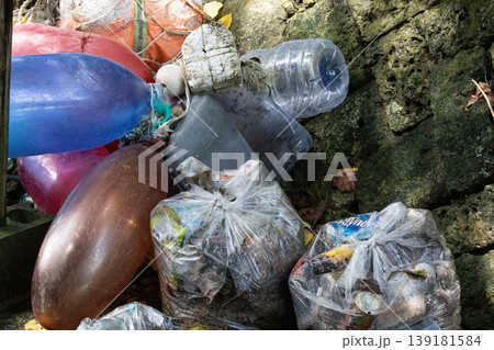 海岸に漂着した海洋プラスチックごみと浮き 139181584