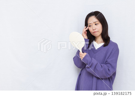 目元のシワを気にする女性 139182175