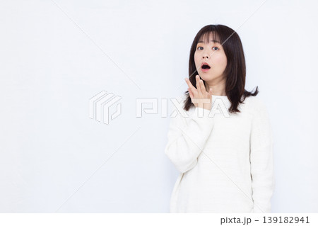 びっくり驚いている女性 びっくり驚いている女性 139182941