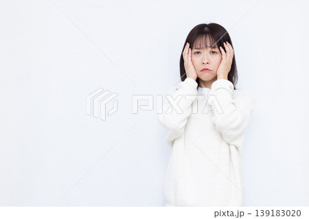 頭を抱えて悩む女性 頭を抱えて悩む女性 139183020