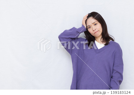 頭が痛い女性 頭が痛い女性 139183124