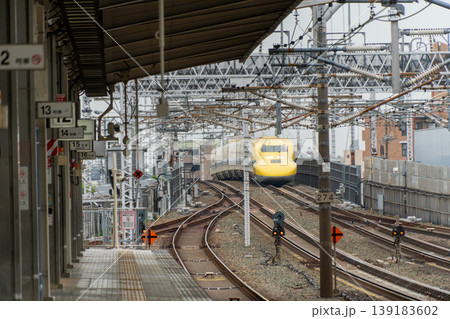 新幹線ドクターイエロー T5 が豊橋駅を通過する瞬間 139183602
