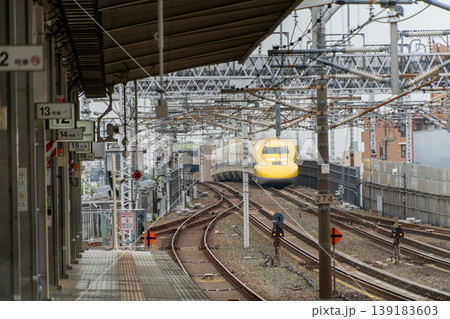 新幹線ドクターイエロー T5 が豊橋駅を通過する瞬間 新幹線ドクターイエロー T5 が豊橋駅を通過する瞬間 139183603