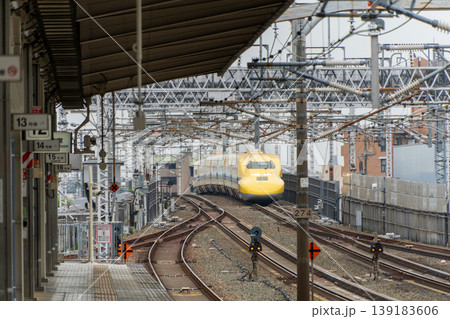 新幹線ドクターイエロー T5 が豊橋駅を通過する瞬間 139183606