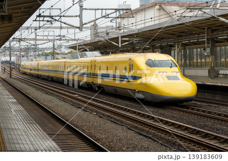 新幹線ドクターイエロー T5 が豊橋駅を通過する瞬間 新幹線ドクターイエロー T5 が豊橋駅を通過する瞬間 139183609
