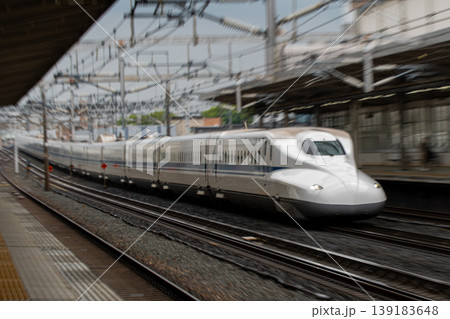 通過する新幹線をズーム流し撮りで捉えた迫力の走行シーン 通過する新幹線をズーム流し撮りで捉えた迫力の走行シーン 139183648