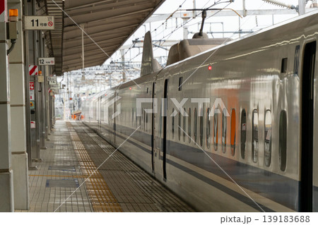 豊橋駅ホームに停車中の新幹線こだま 豊橋駅ホームに停車中の新幹線こだま 139183688