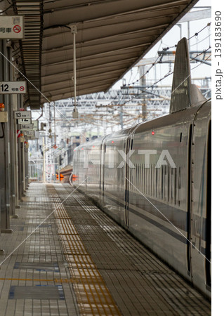 豊橋駅ホームに停車中の新幹線こだま 139183690