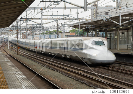 豊橋駅を高速通過する新幹線の迫力ある走行シーン」 豊橋駅を高速通過する新幹線の迫力ある走行シーン」 139183695