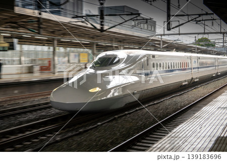 豊橋駅を高速通過する新幹線の迫力ある走行シーン」 139183696