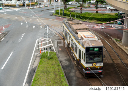 豊橋市内を走行する路面電車と街の風景 139183743