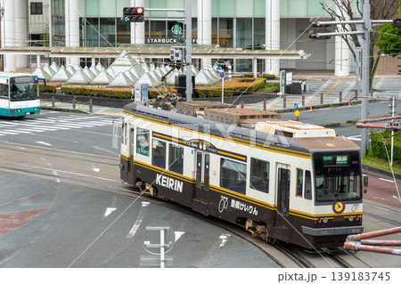 豊橋市内を走行する路面電車と街の風景 139183745