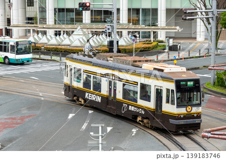 豊橋市内を走行する路面電車と街の風景 139183746
