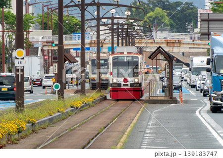 豊橋市内を走行する路面電車と街の風景 豊橋市内を走行する路面電車と街の風景 139183747