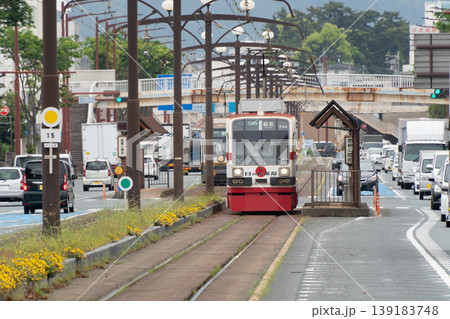 豊橋市内を走行する路面電車と街の風景 139183748