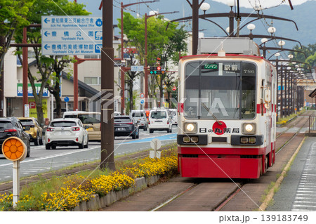 豊橋市内を走行する路面電車と街の風景 豊橋市内を走行する路面電車と街の風景 139183749