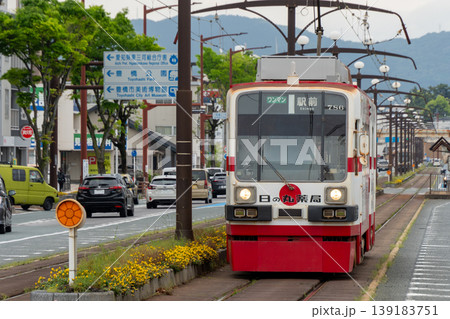 豊橋市内を走行する路面電車と街の風景 豊橋市内を走行する路面電車と街の風景 139183751