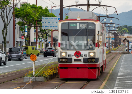 豊橋市内を走行する路面電車と街の風景 139183752