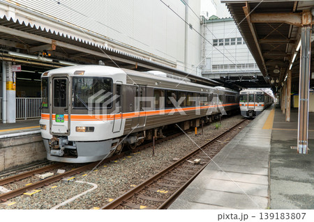特急伊那路373系が豊橋駅に停車する静かな駅風景 特急伊那路373系が豊橋駅に停車する静かな駅風景 139183807