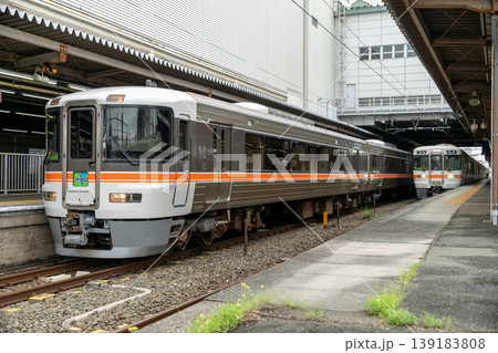 特急伊那路373系が豊橋駅に停車する静かな駅風景 139183808