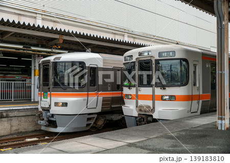 特急伊那路373系と313系通勤列車 特急伊那路373系と313系通勤列車 139183810